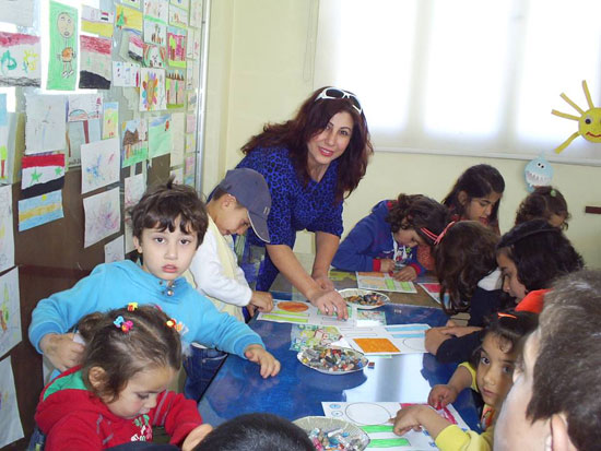 المطربة السورية بادية حسن خلال ورشة فنية لأطفال الأسر المهجرة -اليوم السابع -4 -2015