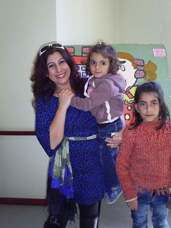المطربة السورية بادية حسن وبعض الأطفال السوريين -اليوم السابع -4 -2015