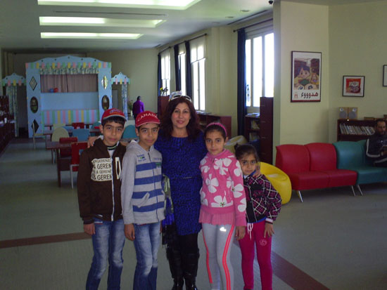 	المطربة السورية بادية حسن مع عدد من أطفال الورش -اليوم السابع -4 -2015