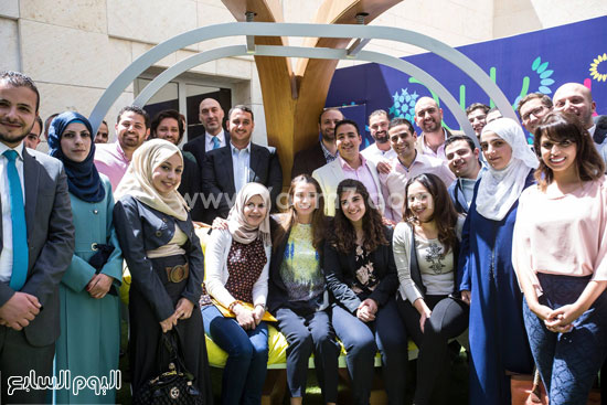 الملكة رانيا تتوسط مجموعة من الشباب والبنات -اليوم السابع -4 -2015