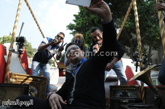 عمرو رمزى يلتقط سيلفى مع فرقة ترانوستور -اليوم السابع -4 -2015