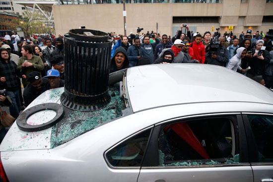  تهشيم زجاج السيارة من قبل المتظاهرين -اليوم السابع -4 -2015