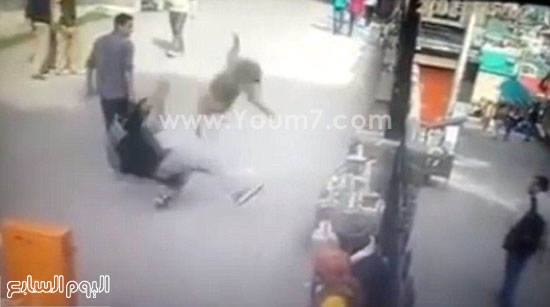 هجوم قرد على شاب بسبب إشارات خارجة -اليوم السابع -4 -2015