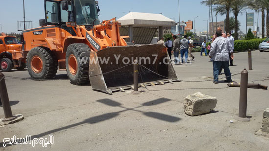 	معدات جهاز العبور تزيل الإشغالات بأحد شوارع المدينة  -اليوم السابع -4 -2015