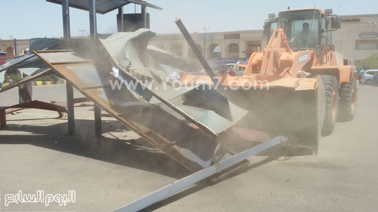 	أحد المعدات خلال إزالتها تندة بالشارع  -اليوم السابع -4 -2015