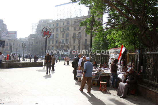 	بائع جرائد أمام مسجد الفتح بميدان رمسيس  -اليوم السابع -4 -2015