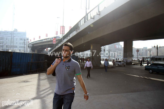 أحد المواطنين يتحرك بحرية فى ميدان رمسيس  -اليوم السابع -4 -2015