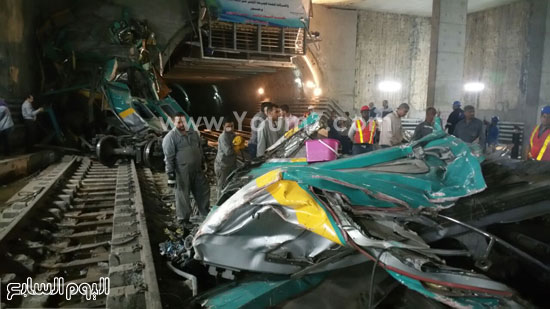 	أجزاء من العربة الأولى والثانية من مترو العباسية بعد تقطيعها لإخراجها من النفق  -اليوم السابع -4 -2015