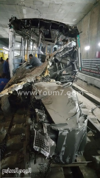 جانب من عملية تقطيع مترو العباسية من أجل إخراجه من النفق -اليوم السابع -4 -2015