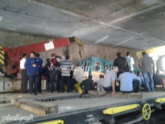	العمال والمهندسون يواصلون تقطيع عربات المترو بعد الحادث لإمكانية إخراجها من النفق -اليوم السابع -4 -2015