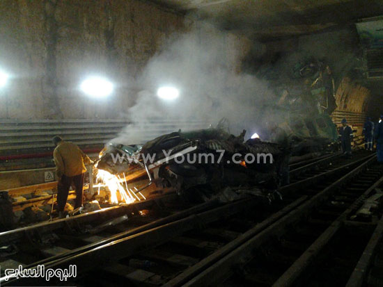 	العمال يقطعون حطام مترو الأنفاق بعد حادث أمس  -اليوم السابع -4 -2015