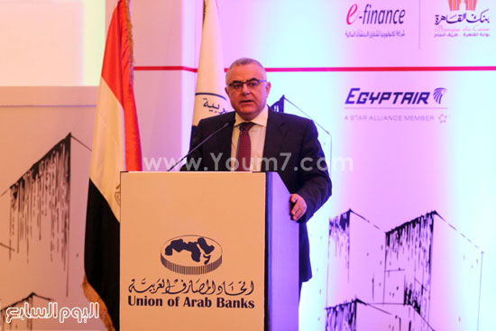 	هشام رامز رئيس البنك المركزى المصرى أثناء كلمته بالمؤتمر -اليوم السابع -4 -2015