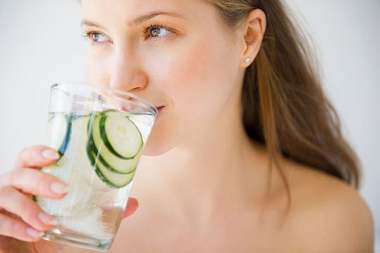 شرب كوب من الماء يعزز صحة جهازك الهضمى وبشرتك -اليوم السابع -4 -2015