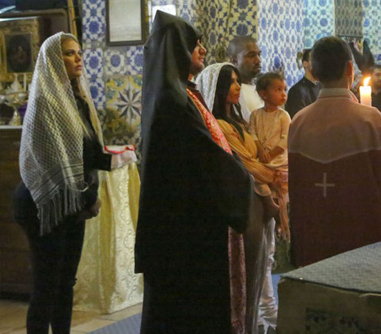 كلو كاردشيان تقف خلف الأبوين فى مراسم التعميد -اليوم السابع -4 -2015
