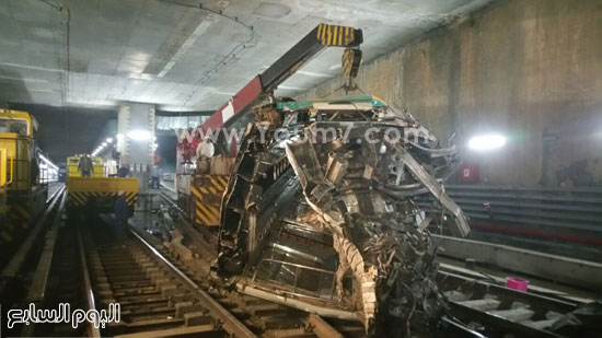 رفع أحد أجزاء قطار مترو العباسية المنكوب  -اليوم السابع -4 -2015