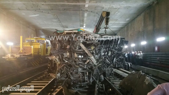 المهندس على فضالى رئيس شركة المترو يتابع عملية تقطيع قطار المترو المصطدم  -اليوم السابع -4 -2015
