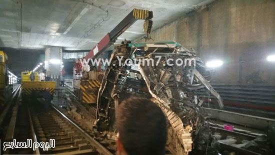  جانب من عملية تقطيع ورفع أجزاء قطار مترو العباسية  -اليوم السابع -4 -2015