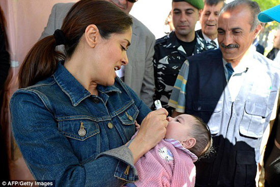 سلمى حايك فى مخيمات السورية -اليوم السابع -4 -2015 سلمى حايك فى مخيمات السورية -اليوم السابع -4 -2015