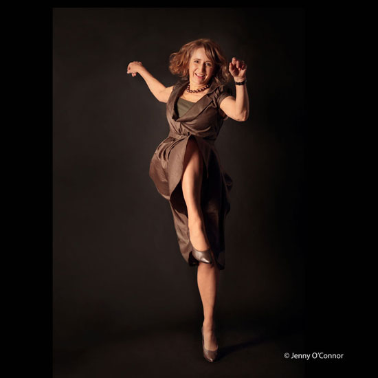 لقطة خاصة لواحدة من السيدات وهى ترقص كفتاة فى العشرين  -اليوم السابع -4 -2015