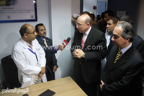 وزير الصحة يتحدث إلى بعض العاملين بعيادة علاج السكر  -اليوم السابع -4 -2015