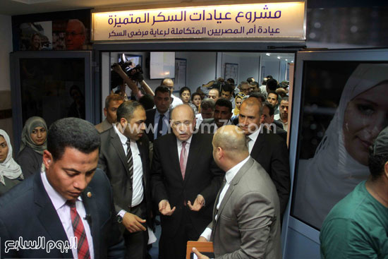 وزير الصحة يغادر عيادة علاج مرضى السكر بأم المصريين  -اليوم السابع -4 -2015