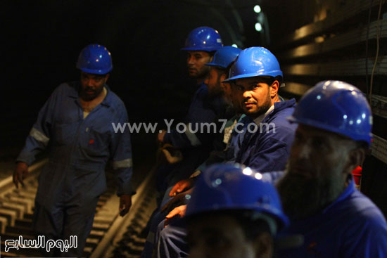 العاملون بالمترو يواصلون رفع حطام القطار من على القضبان -اليوم السابع -4 -2015