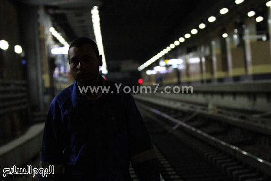 أحد العمال يبدأ عليه التعب والمشقة من رفع حطام القطار -اليوم السابع -4 -2015