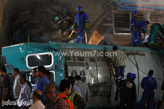 العمال يقطعون العربات الداخلية للقطار إلى أجزاء -اليوم السابع -4 -2015