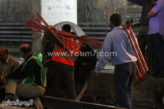 عمال يحملون أدوات تستخدم فى أعمال الإصلاح -اليوم السابع -4 -2015