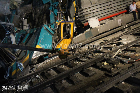 عمال المترو يستخدمون الأوناش لجر عربات القطار من على القضبان -اليوم السابع -4 -2015