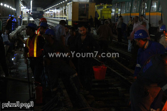عشرات العمال يشاركون فى رفع حطام القطار  -اليوم السابع -4 -2015
