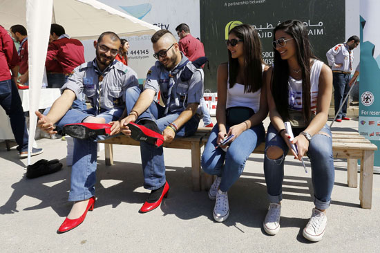 	النساء من الحركة يتابع الرجال المشاركين خلال ارتداء الأحذية -اليوم السابع -4 -2015