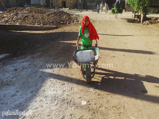 طفله تحمل جركن داخل البراويطه فى رحلة الحصول على المياه -اليوم السابع -4 -2015
