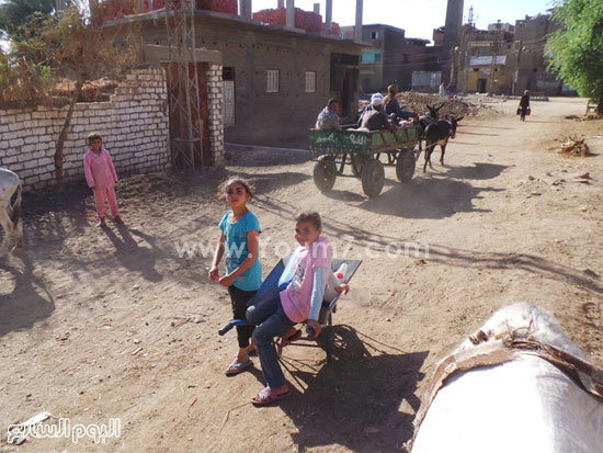 الأطفال بالشارع فى إنتظار دورهم للحصول على المياه -اليوم السابع -4 -2015