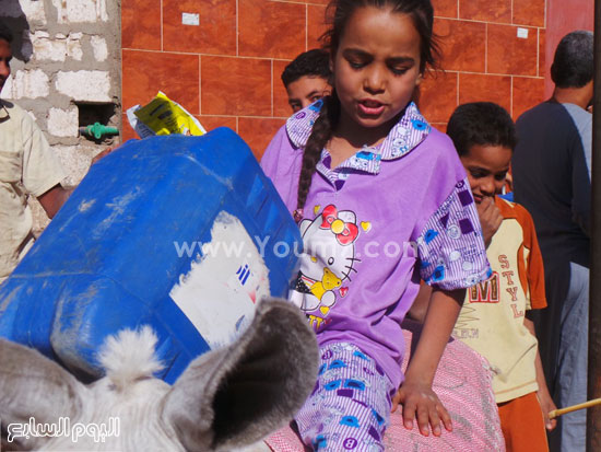 طفله صغيرة تحمل جركن لجلب المياه النظيفة -اليوم السابع -4 -2015