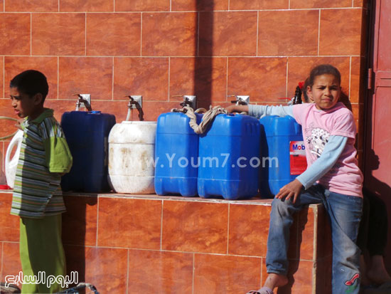 أطفال ينتظرون أمام الحنفيات فى انتظار التشغيل -اليوم السابع -4 -2015