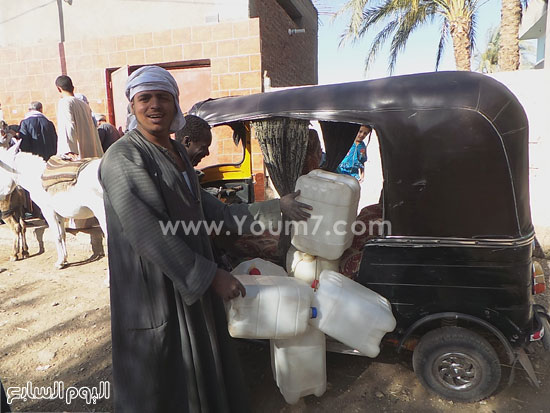 توك توك يقوم بنقل المياه مقابل 2 جنيه للجركن -اليوم السابع -4 -2015
