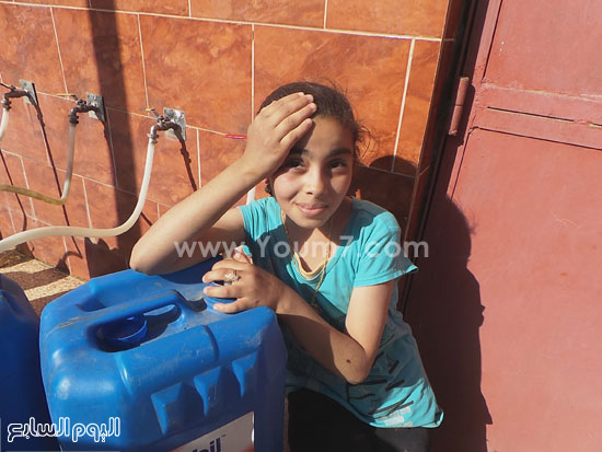 طفلة تنتظر على حوض المرشح فى أنتظار عملية التشغيل -اليوم السابع -4 -2015