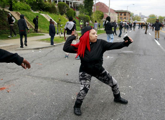 	فتاة تلقى بالحجارة على قوات الشرطة الأمريكية -اليوم السابع -4 -2015