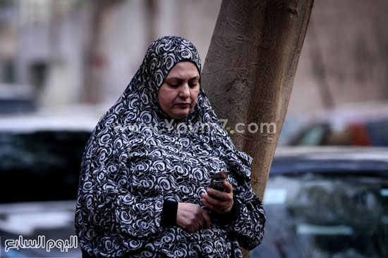 أحد سكان العقار أثناء بكائه  -اليوم السابع -4 -2015