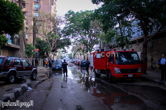 رجال الحماية يحاولون غلق ماسورة مياه بوسط الشارع -اليوم السابع -4 -2015