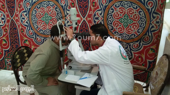 عضو بالفريق الطبى لقافلة اتحاد الأطباء العرب خلال كشفه على أحد المرضى -اليوم السابع -4 -2015