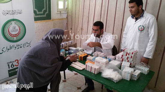 إحدى السيدات تحصل على الأدوية اللازمة لحالتها المرضية من اتحاد الأطباء العرب -اليوم السابع -4 -2015