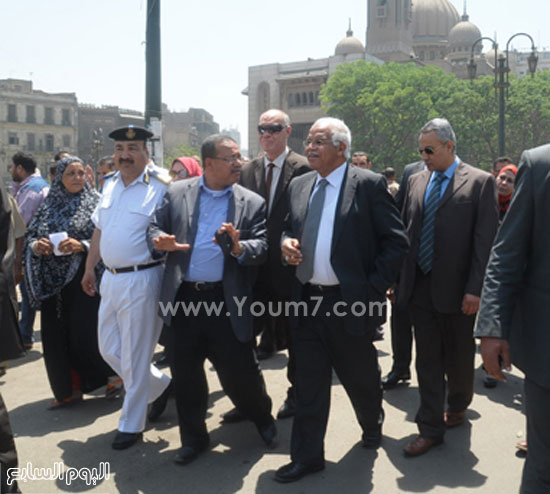  جلال سعيد محافظ القاهرة خلال جولته التفقدية لميدان رمسيس -اليوم السابع -4 -2015