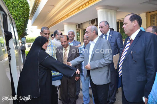  أم شهيد أمام المحافظة مع المحافظ -اليوم السابع -4 -2015