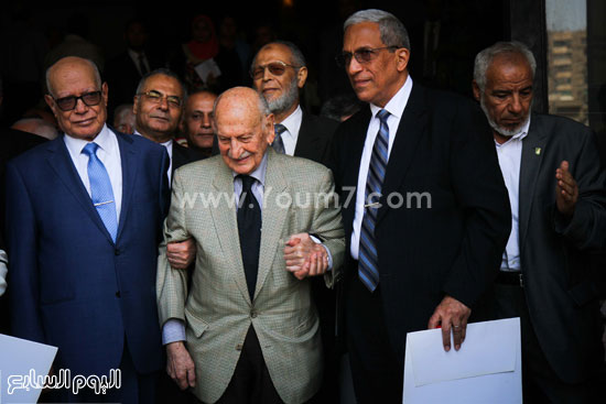 الدكتور ابراهيم بدران اثناء خروجه من القاعة لالتقاط صورة تذكارية مع الحضور -اليوم السابع -4 -2015