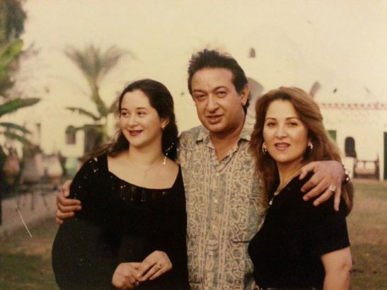 مع ابنته وزوجته الفنانة بوسى -اليوم السابع -4 -2015