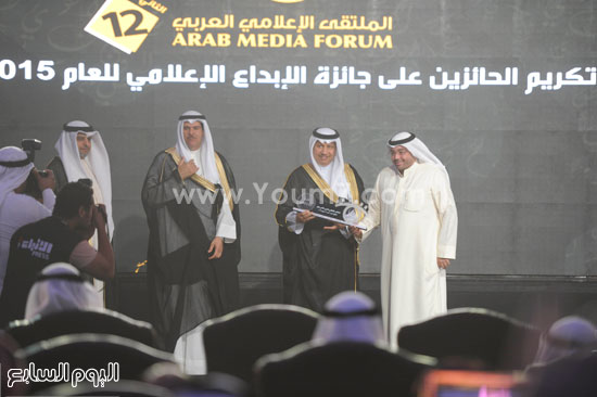 رئيس الوزراء الكويتى يهدى درع التكريم خلال احتفالية الملتقى -اليوم السابع -4 -2015