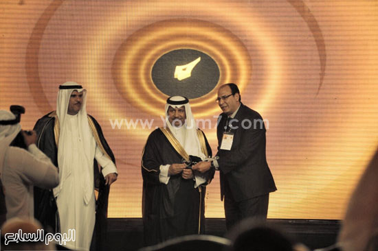 	الزميل عادل السنهورى يتلقى درع جائزة التميز الصحفى  -اليوم السابع -4 -2015
