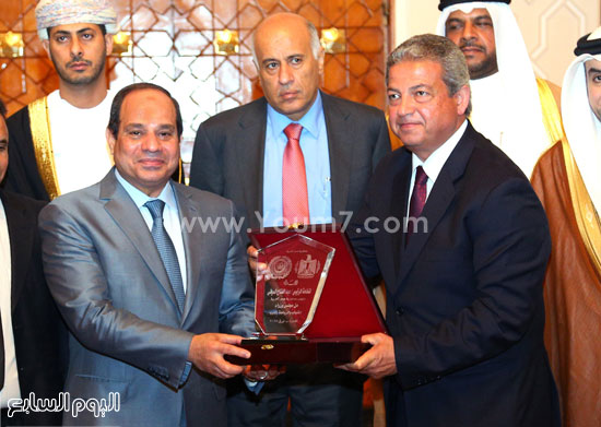 وزراء الشباب والرياضة العرب يهدون الرئيس السيسى الدرع  -اليوم السابع -4 -2015